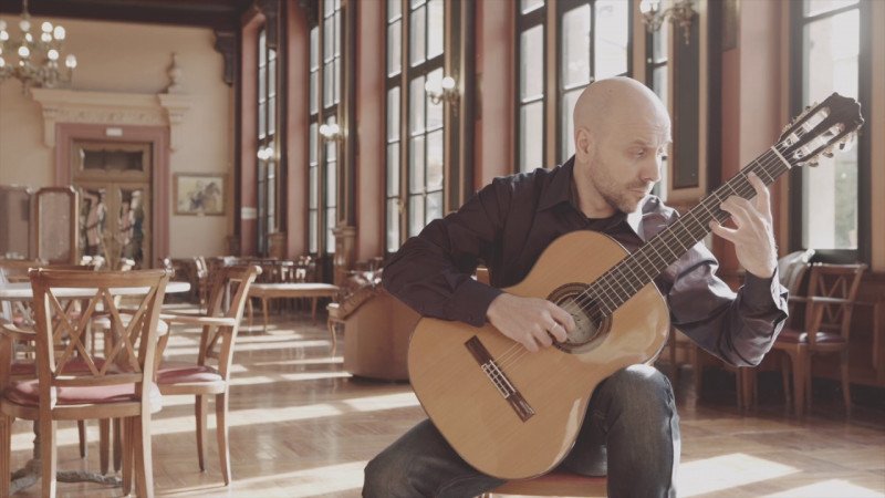 Fernando Espí prueba el modelo 90 de Guitarras Cuenca