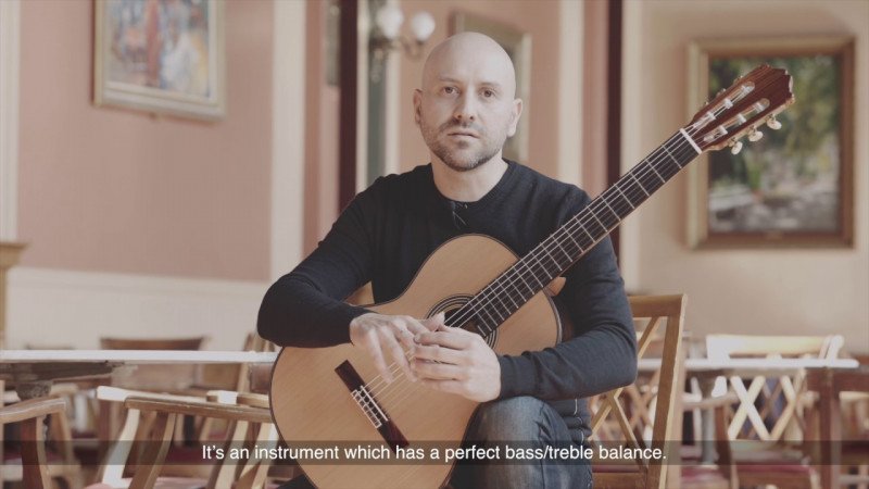 Fernando Espí prueba el modelo Línea Profesional Cuenca Guitars